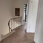 Rae أوستيند